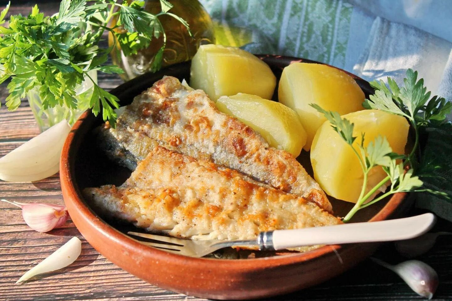 Как вкусно пожарить минтай на сковороде. Минтай на сковороде гриль. жареная рыба минтай. минтай жареный на сковороде. блюда из филе минтая.