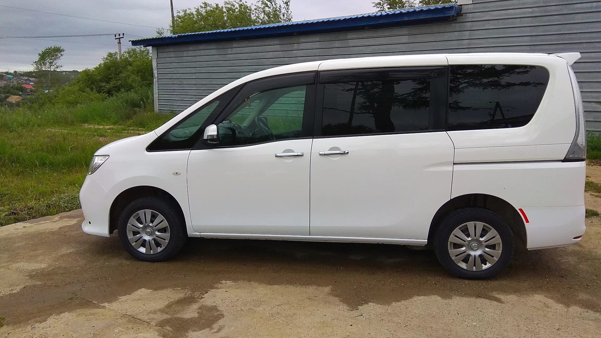 Ниссан серена с26 гибрид. Ниссан Серена c26. Nissan Serena c26 колеса r18. Nissan Serena 26.