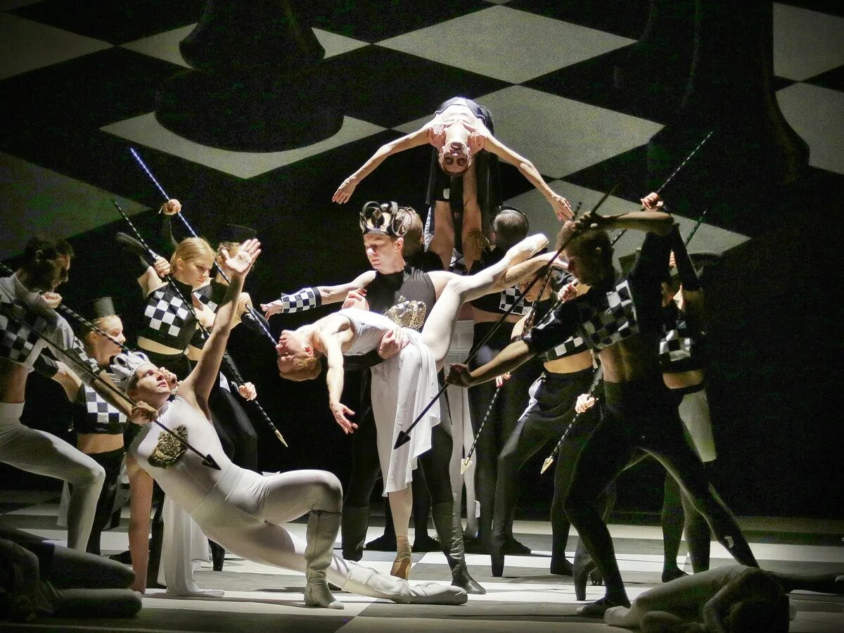 Художник mahnoor shah балет. Танец шахов. Художница mahnoor shah (мажнур шах). Мажнур шах. Mahnoor shah мажнур шах картины.