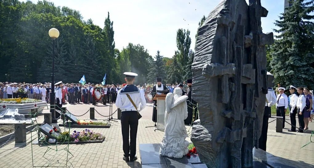 Курск мемориал воинам подводника фото. 08. Мемориал экипажу атомного подводного крейсера «курск». Курское городское собрание курск. Курск возложение цветов мемориал 2022.
