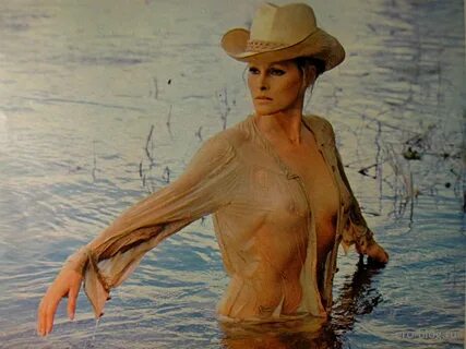 Ursula andress height