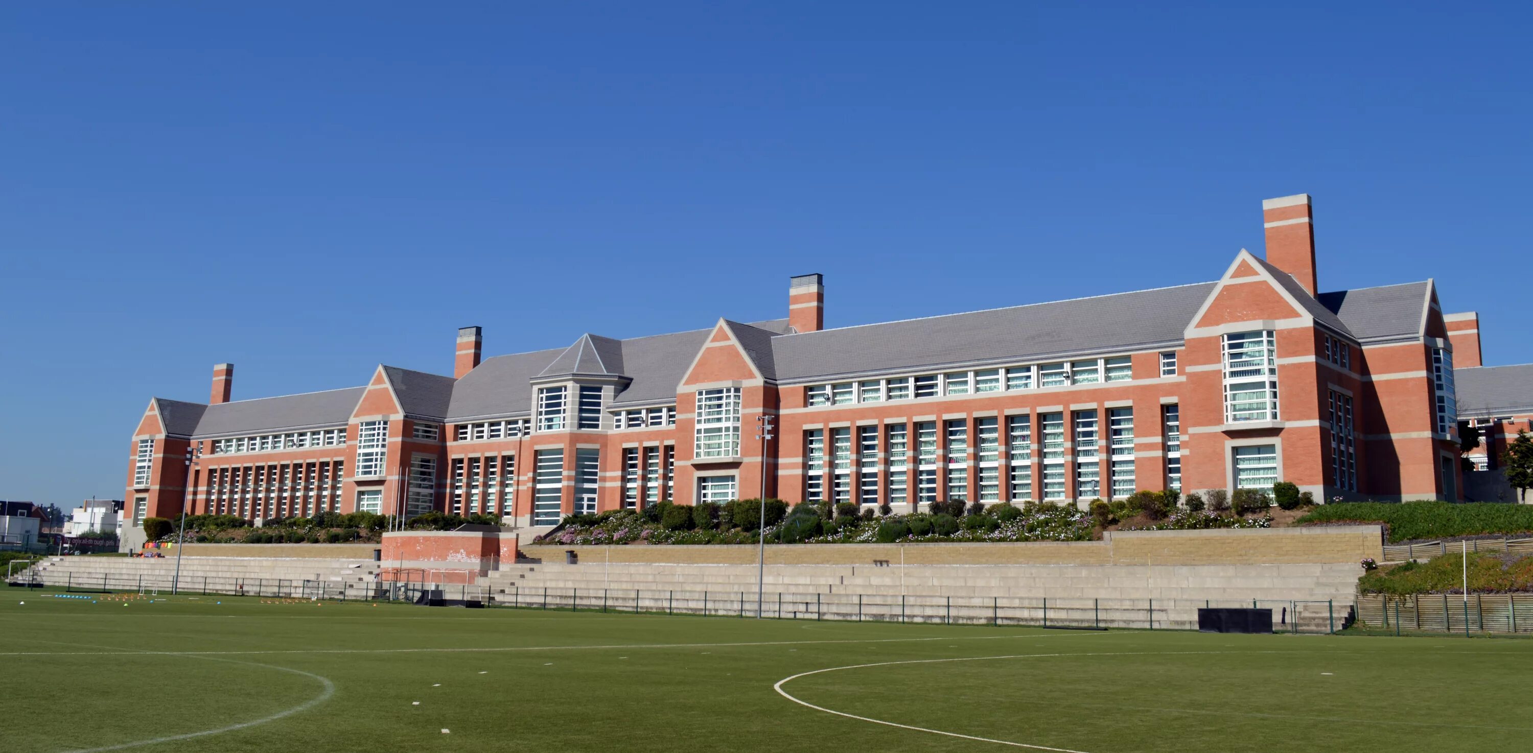 State school in britain. Школа Хэмптон в Лондоне. Бидэльская школа в Великобритании 1893. Secondary Modern School в Англии. Школа Великобритании двор.