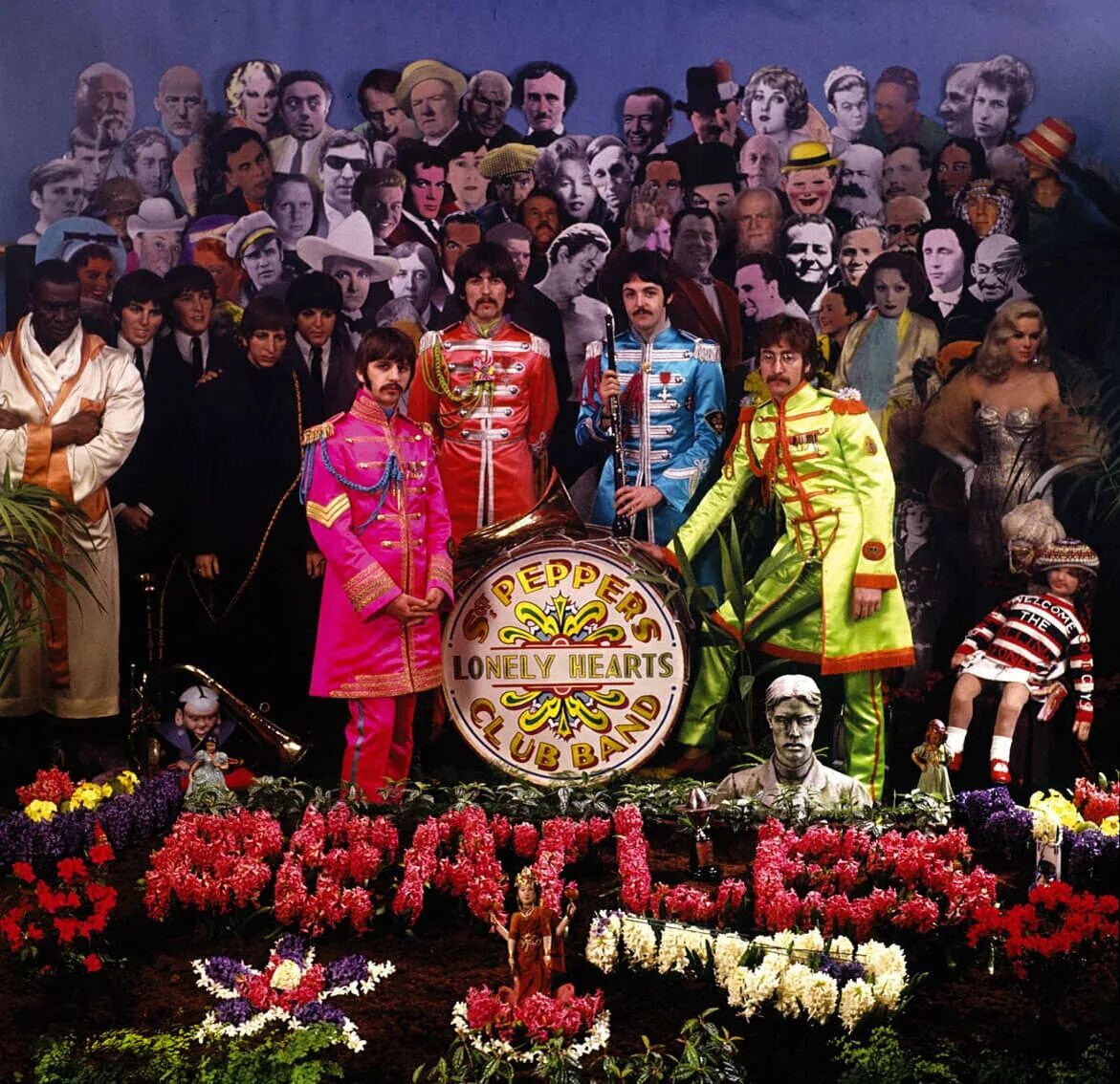 Клуб одиноких сердец битлз. Pepper’s lonely hearts club band the beatles. The beatles сержант пеппер. Sgt pepper's lonely hearts club band обложка. The beatles sgt.