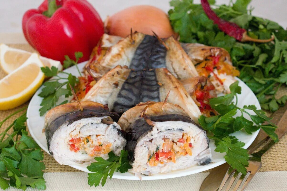 Рулетики из скумбрии с овощами. Скумбрия запеченная. Рецепты со скумбрией. Рецепты со скумбрией. Рыба скумбрия в духовке.