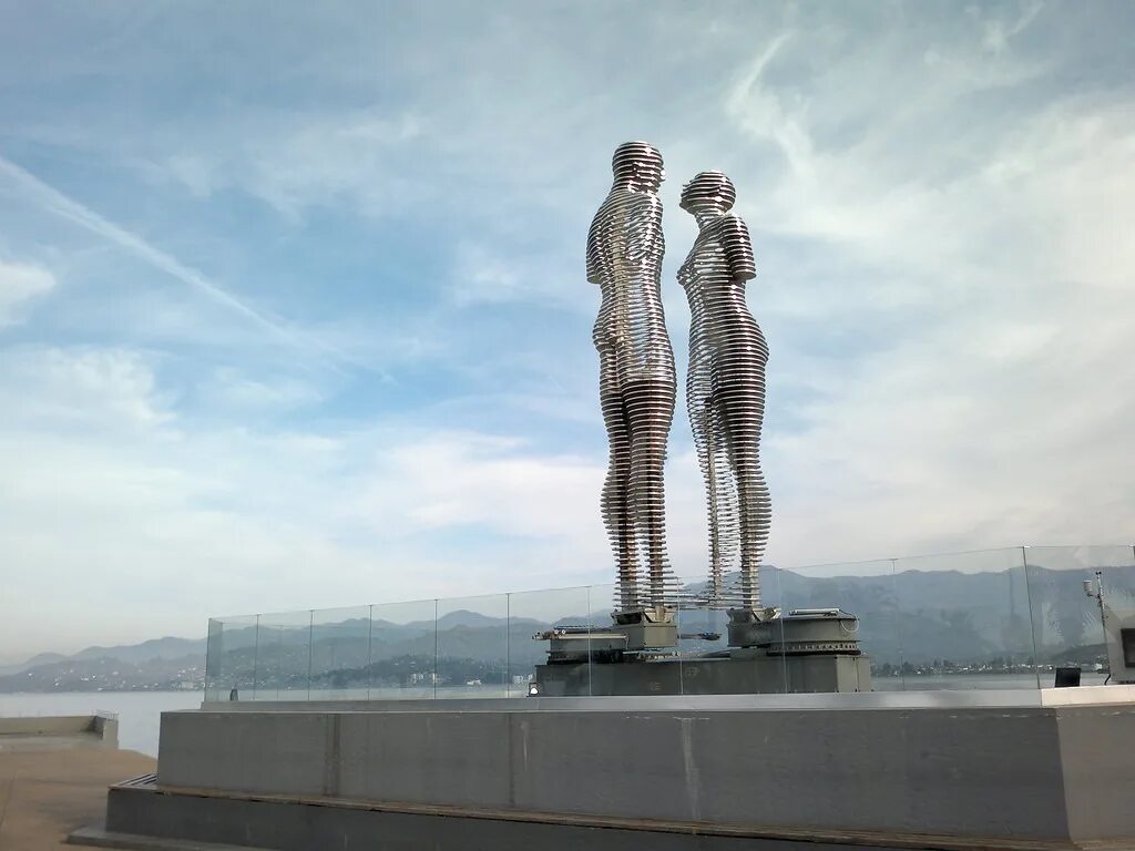 Памятник нино. Статуи на набережной в Батуми.