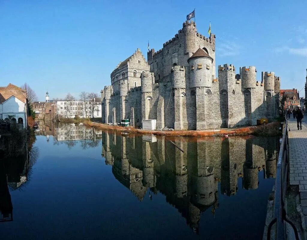 Известный средневековый замок. Замок графов Фландрии Бельгия. Замок Гравенстен (Гент). Бельгия Гравенстен в Генте. Замок Гравенстеен в Бельгии.