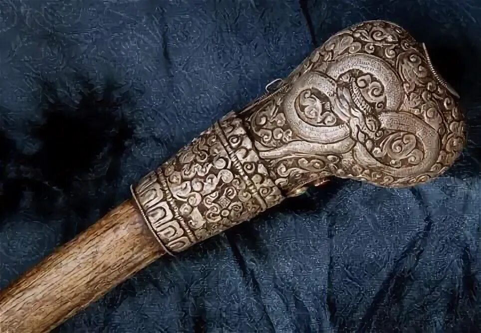 Музыкальный инструмент канглинг. Ганлин музыкальный инструмент. Тибетская трубка из кости. Костяные инструменты Тибет. Тибетская Дудка.