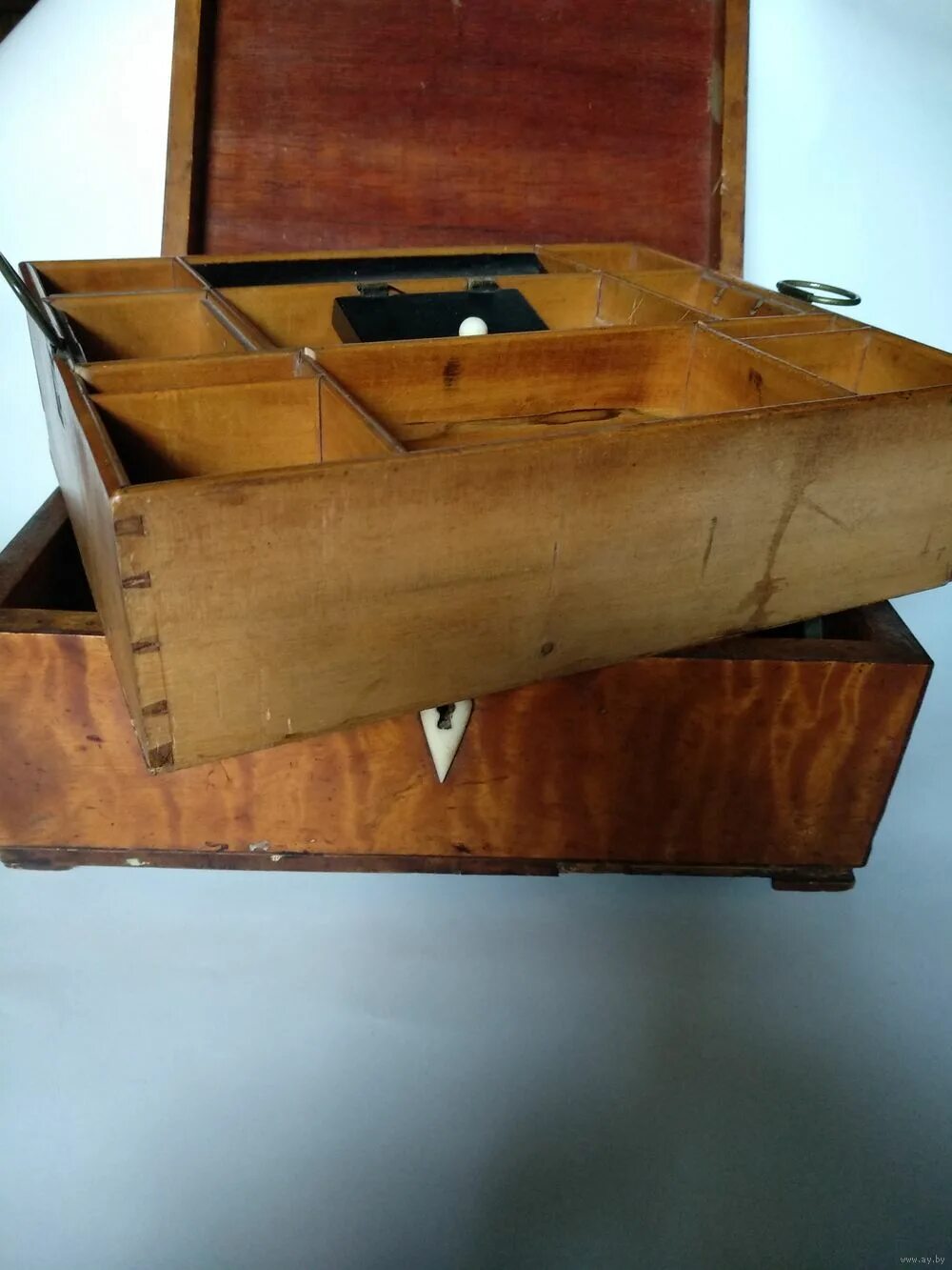 Потайное дно в ящике. Кухонные ящики с двойным дном. Мебельный ящик с двойным дном. Потайной ящик в мебели. Секретный ящик в шкафу.