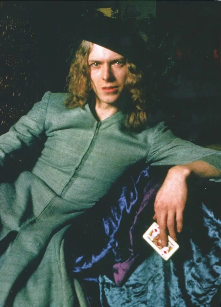 Man sold the world bowie. David Bowie 1970. Дэвид Боуи 1970. David Bowie the man who sold the World. Боуи the man who sold.