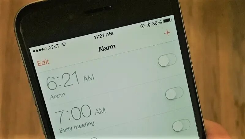 Alarm goes off. Аларм iphone. Срабатывание будильника на айфоне. Будильник на айфоне самсунг.