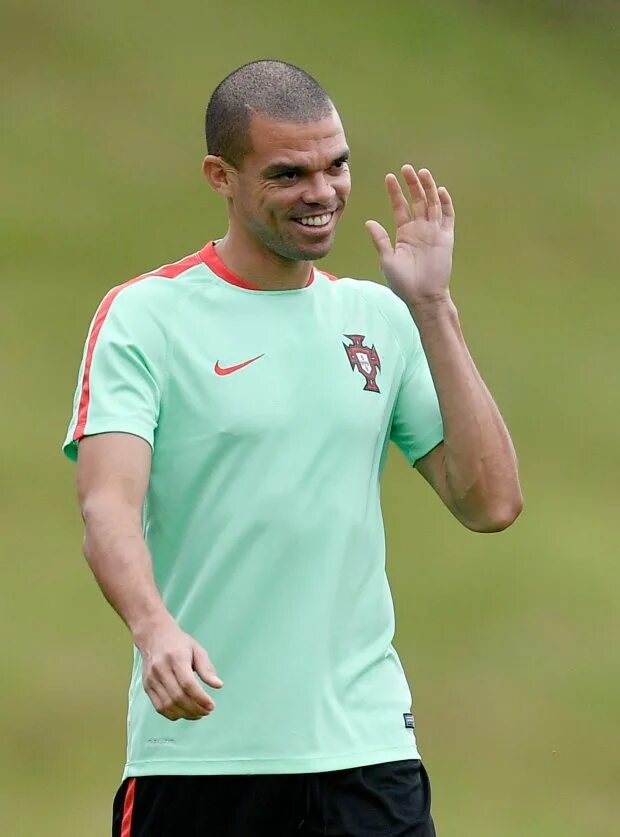 Пепе играет. Пепе португалец. Pepe футболист. Пепе игрок Португалии. Пепе португалец футболист.