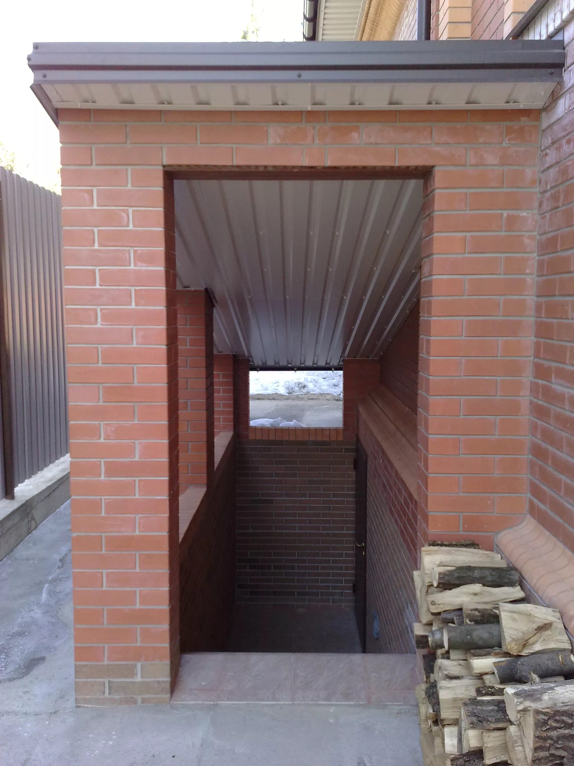 Входная группа в подвальное помещение. Уличный погреб. Наружные ступени в цокольный этаж. Подполье в частном доме. Погреб в частном доме.