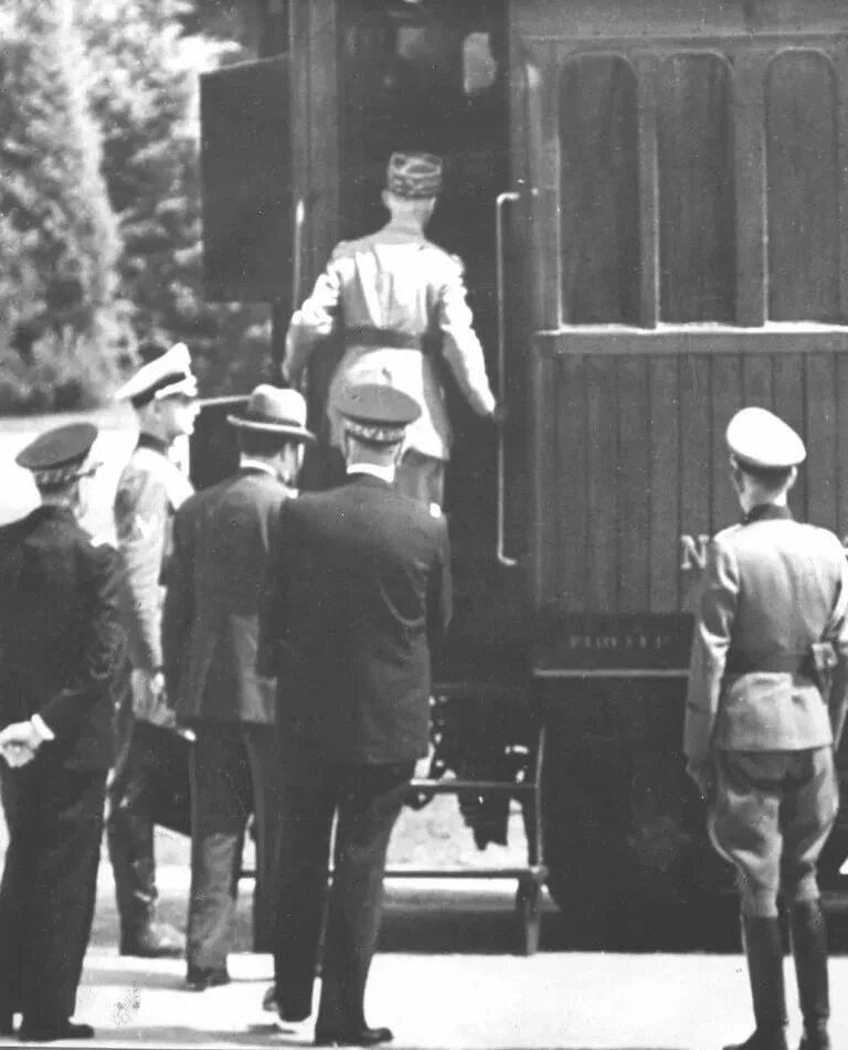 Капитуляция франции во второй. Подписание капитуляции Франции 1940. Капитуляция Германии 1918. Вагон капитуляции Франции 1940. Компьенское перемирие 1940.