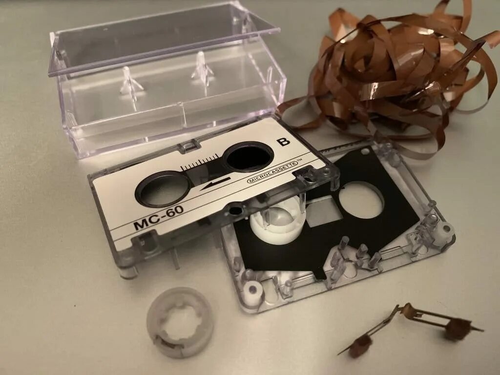 Сборка vhs кассеты. Видеокассета изнутри. Кассета внутри. Basf lh sm cassette 90. Sony c60 аудиокассеты.