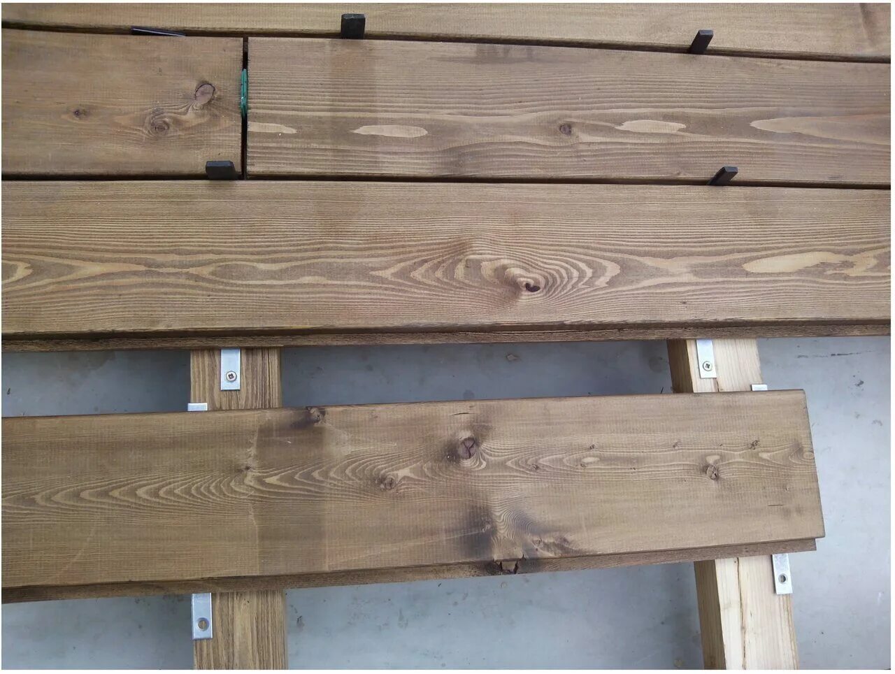 доске вывешены. подвесные системы для картин в интерьере. доска разделочная деревянная. отделка необрезной доской. деревянная доска.