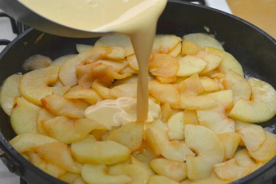 Яблоки в тесте на сковороде. Яблочный панкейк. Залить яблоки тестом. Заливка для яблочного пирога. Выложить яблоки в форму и залить получившимся тестом..