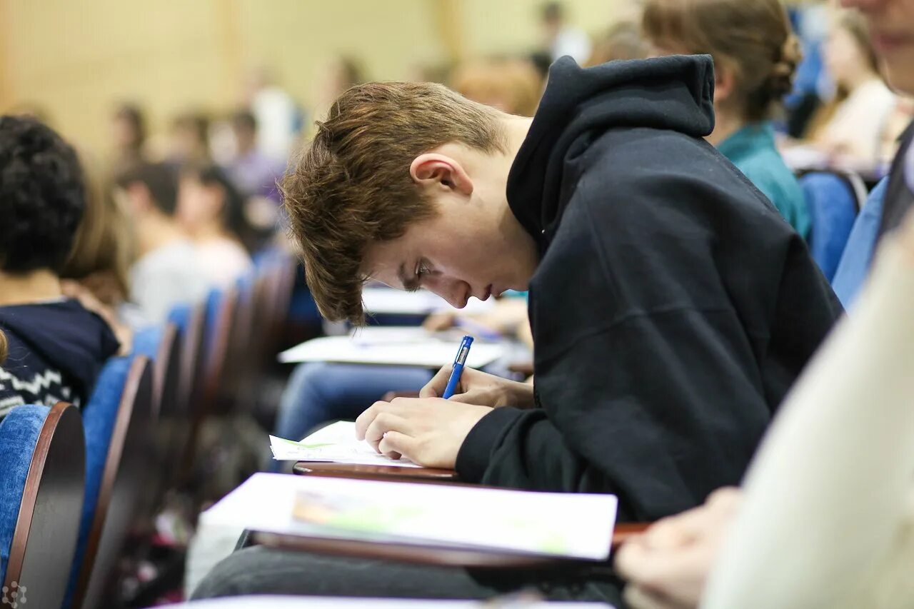 Одинокий студент стипендия. Получение государственной социальной стипендии. Студенческий билет и деньги. Размер повышенной стипендии. Студенты колледжа.