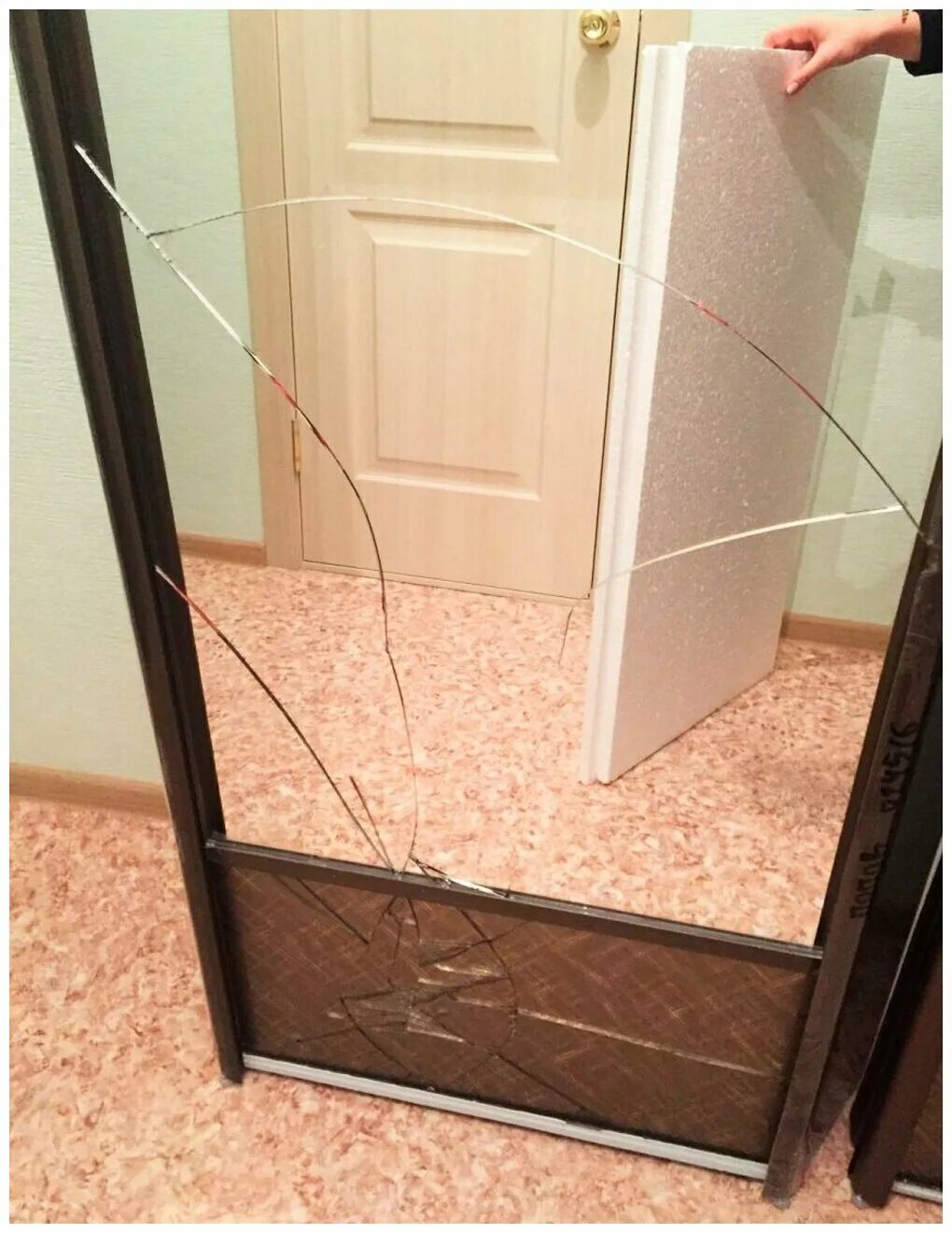 Шкаф в прихожую с зеркалом. Шкаф-купе с зеркалом с гравировкой. Шкаф в прихожую с зеркалом. Встроенный шкаф с зеркальными дверями. Ремонт зеркал шкафа купе.