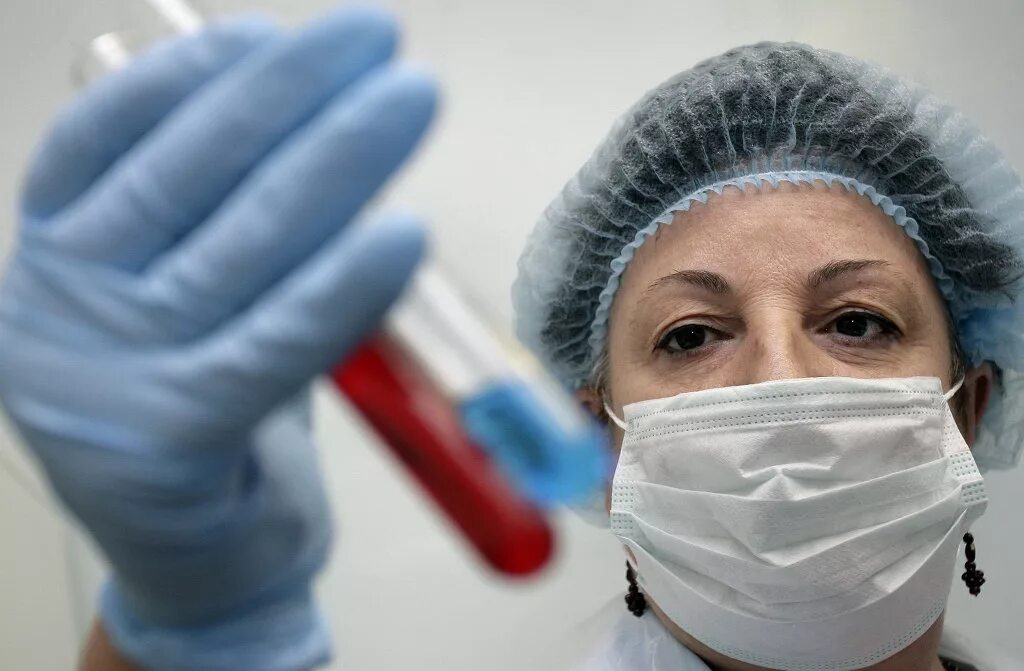 инфекционные болезни медицинских работников. профилактика инфекционных заболеваний медицинского персонала. медсестра инфекционного отделения. повторное заражение коронавирусом. медицинские исследования.