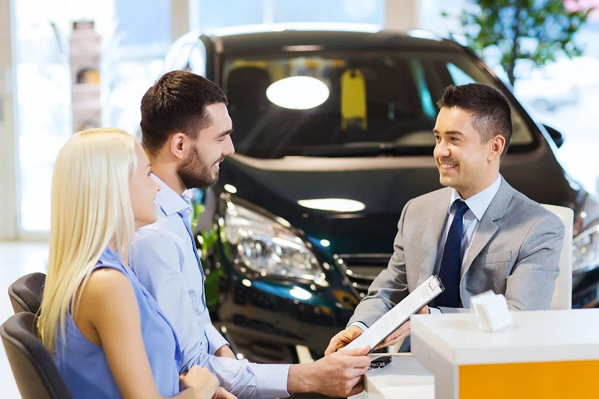Подбор автомобиля. Мужчина в автосалоне. Человек выбирает автомобиль. Люди в автосалоне. Менеджер автосалона.