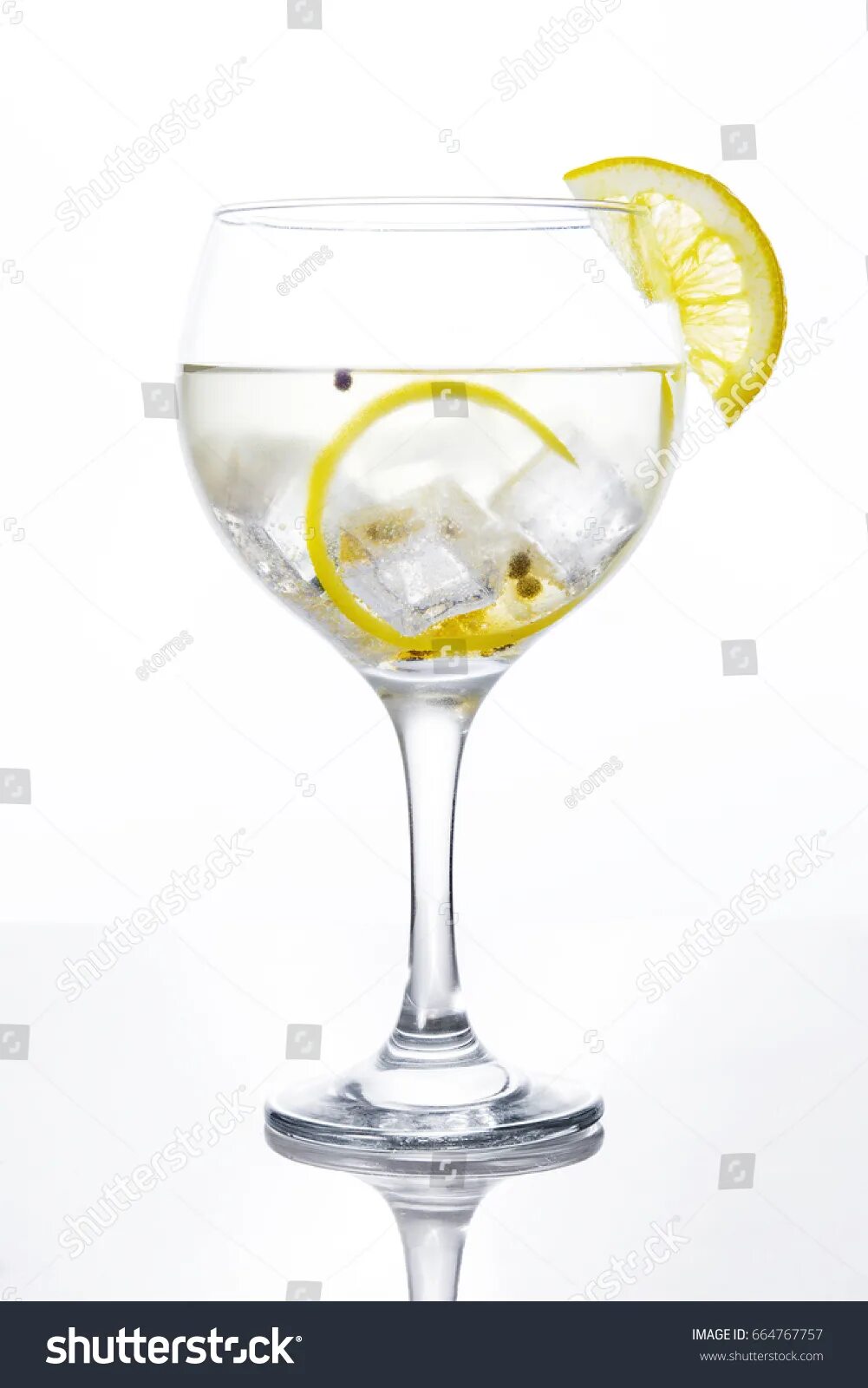 Стакан для джин тоника. Бокал для джин тоника. Бокал с джином. Gin tonic. Джин на черном фоне.