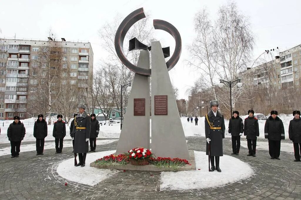 Памятный камень ленинградцам-блокадникам Омск. Мемориал освобождение Ленинграда от блокады. Самара памятник жителям и защитникам блокадного Ленинграда. Памятный камень ленинградцам-блокадникам парк Победы Омск. Памятник 2000 год