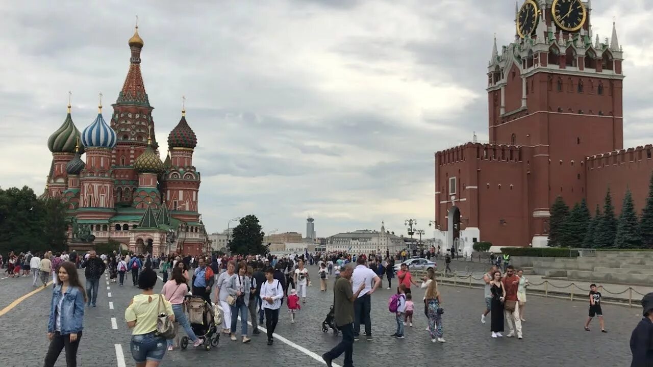 Где можно погулять в москве в марте. Прогулка по красной площади в Москве. Красная площадь прогулка. Гулять на красной площади. Видеоролик о Москве.