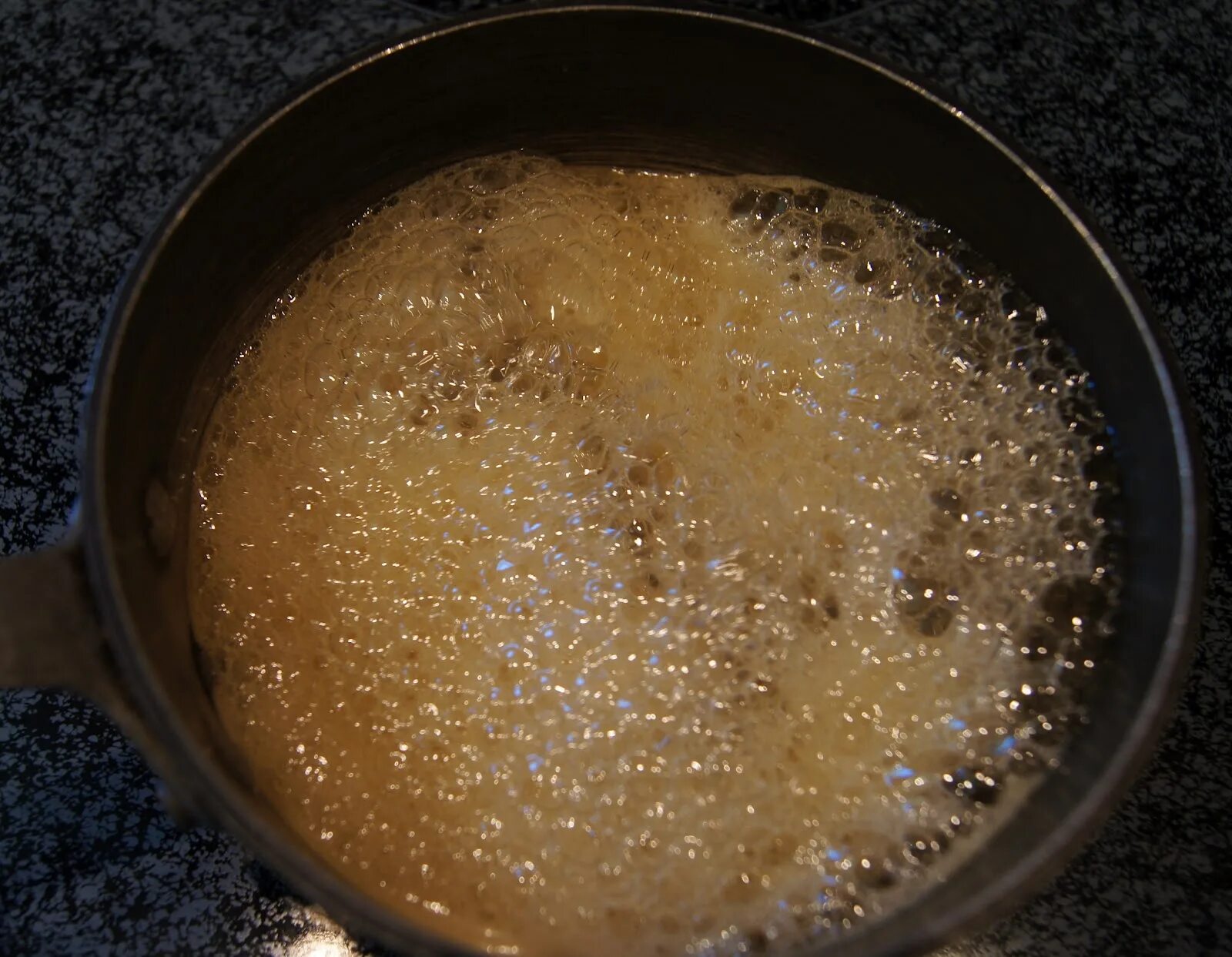 Почему масло пенится на сковороде