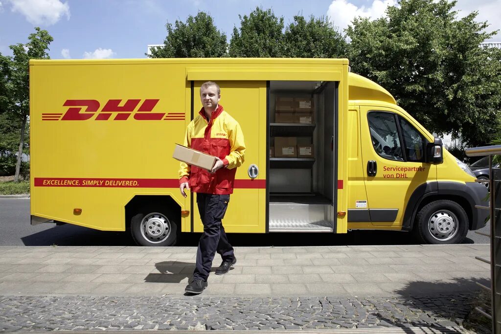 Dhl алматы. DHL машины. Курьер DHL. Машина доставки. Машина Почтовая DHL.