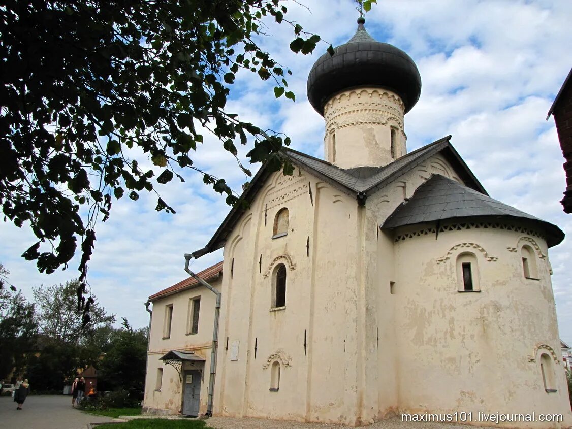 Православная 15 6. Церковь Симеона Богоприимца зверина монастыря. Церковь Симеона Богоприимца Великий Новгород фрески. Новгородская Церковь 14 век. Новгород храм 13-14 века.