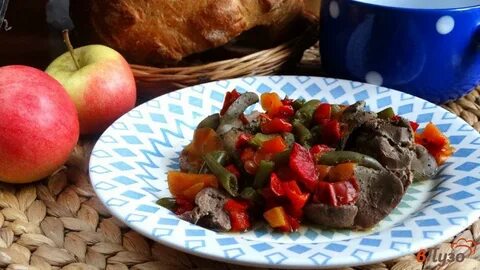 Тушеная печень с овощами сковороде
