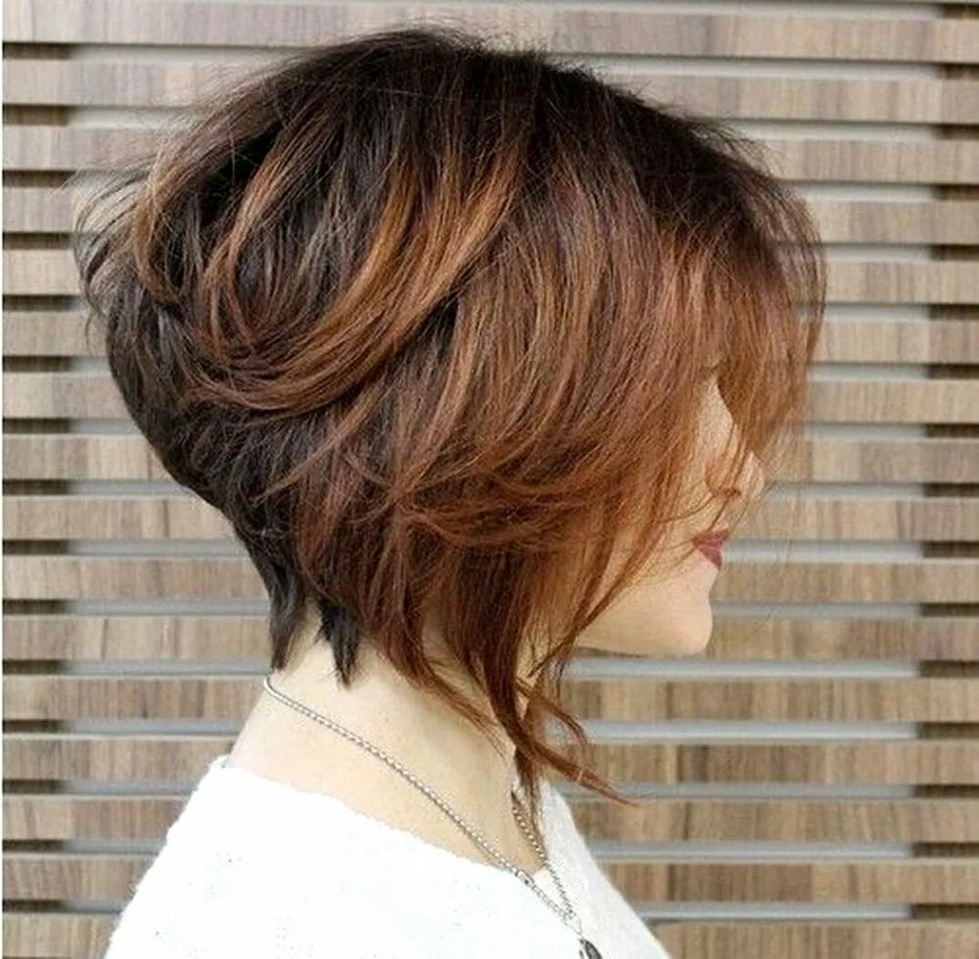 Стрижки затылок средние волосы. Стрижка боб градуированный укороченный. Градуированный удлиненный боб. Стрижка боб каре с градуированным затылком. Стрижка лонг пикси боб.