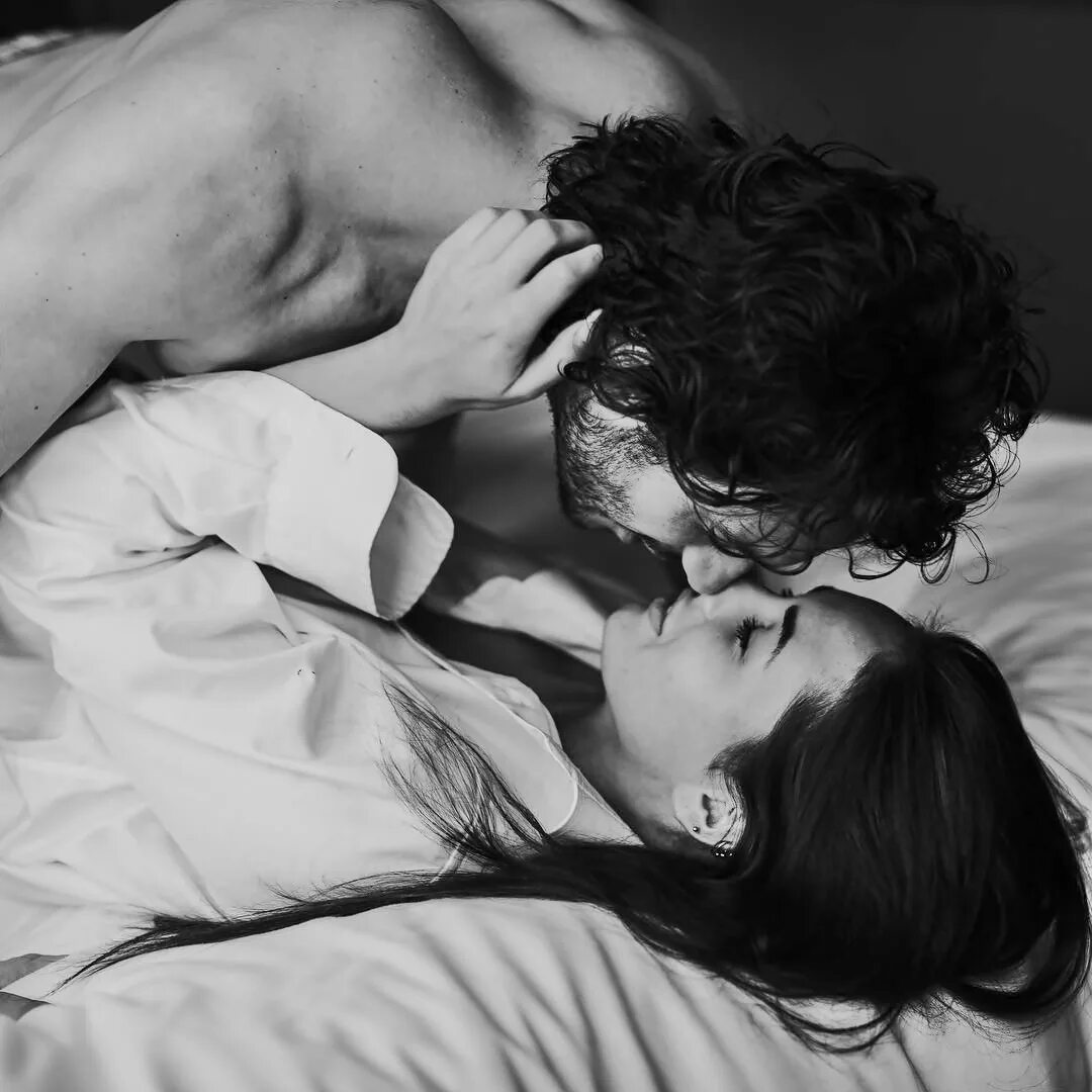 Когда женщина. Что значит если парень гладит. Девушка гладит лицо. Утро с любимым мужчиной. Красивые позы женщин для любви.