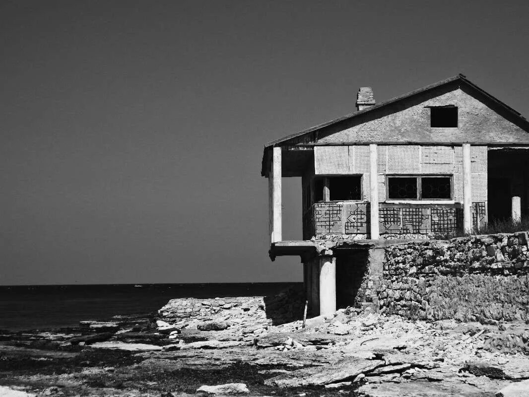 старый домик на берегу реки. старый дом на берегу. карелия причал лодок. заброшенная деревня. деревня белое море кандалакша.