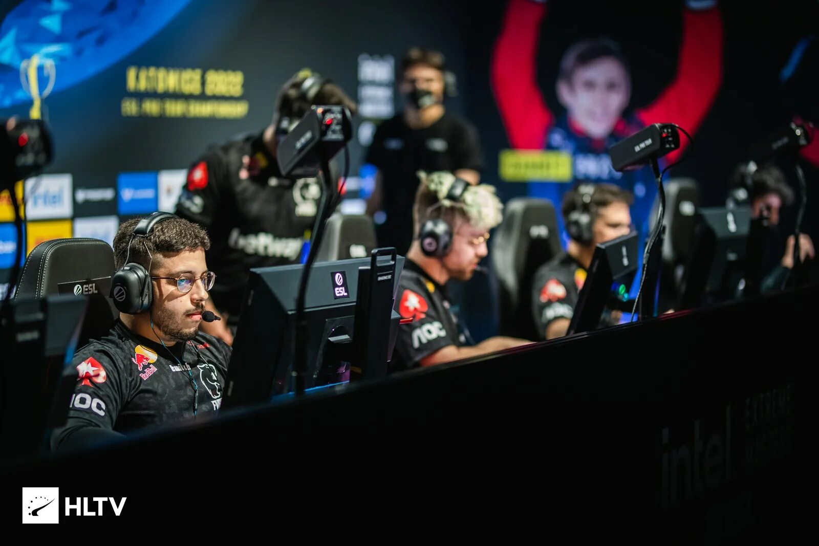 Iem katowice 2024 playoffs. IEM Katowice 2022 Кубок. Сетка Катовице 2022. Игровой киберспортивный шлем. Катовица КС го 2022.
