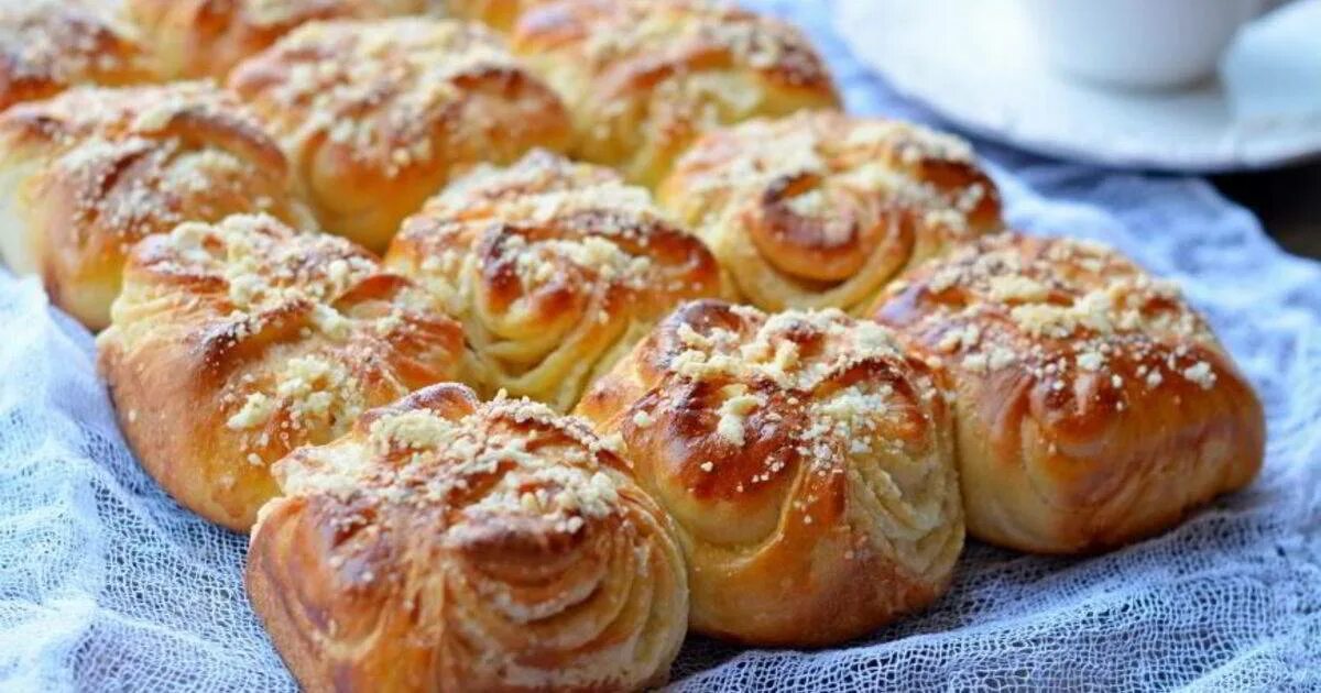 Сдобная булочка. Булочки из дрожжевого теста в духовке. Вкусная сдобная выпечка. Вкусная и красивая выпечка. Булочки.