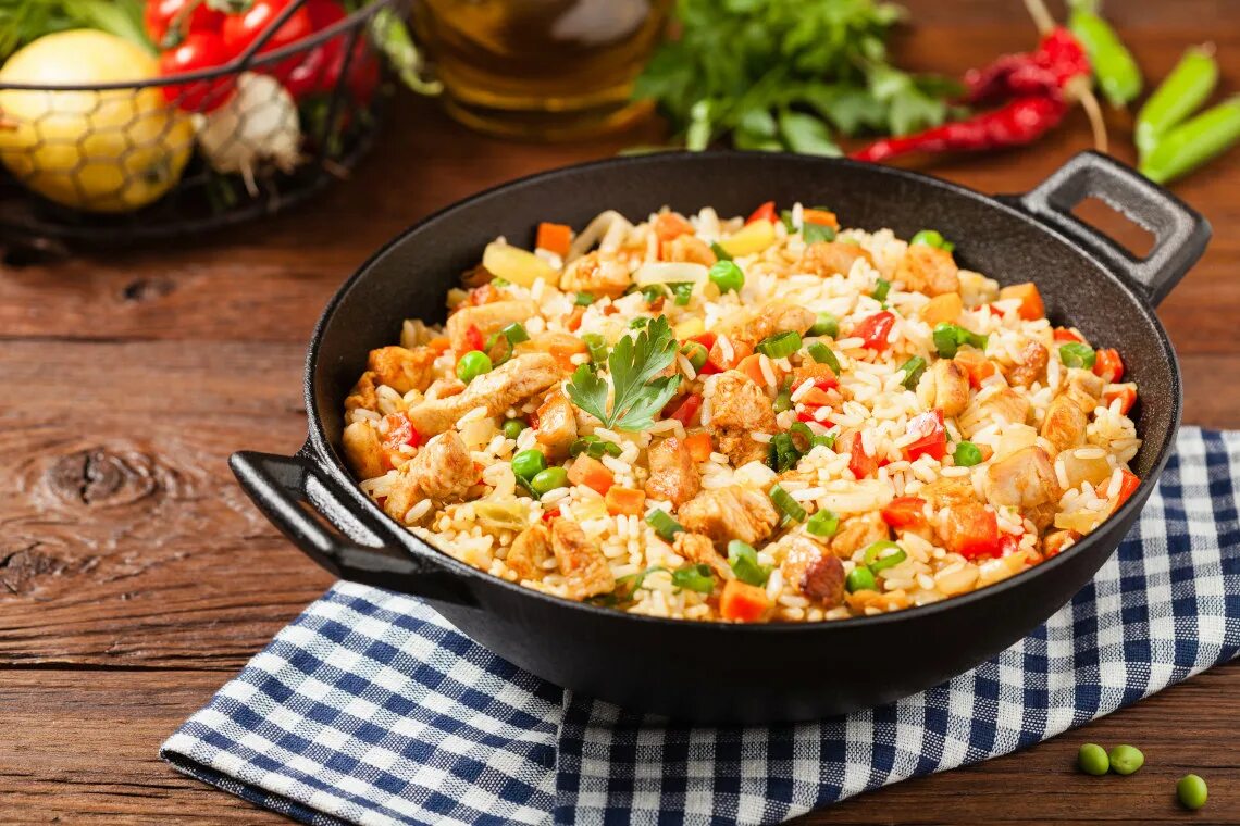 Рис с курицей просто кухня. Жареный рис с курицей. вок рис с курицей. адоба еда. жареный рис с овощами шаттерсток.