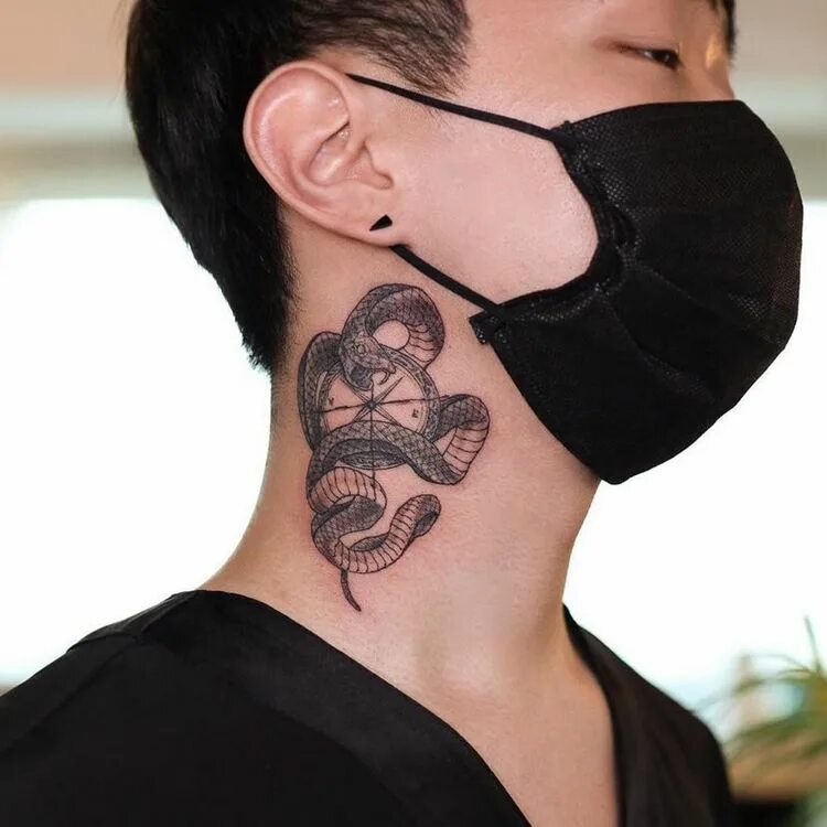 Японское тату на шее. Татуировки на шее. татуировки мужские на шее. татуировка змеи на шее. татуировка змея на шее.