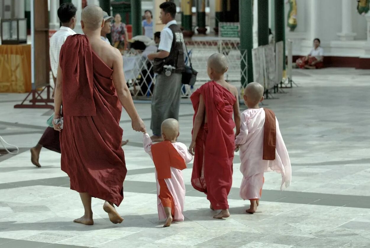 Воспитание детей старейшее из человеческих. Семья в буддизме. Воспитание детей в буддизме. Воспитание детей в буддийской семье. Традиции воспитания в буддизме.