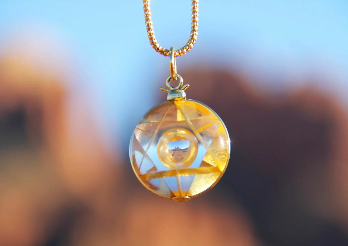 Амулет лампочки. Lazakhar amulet. амулет трехцветья. желтый амулет. амулет с желтым камнем.