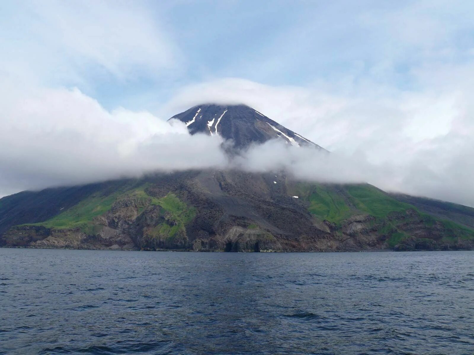 Архипелаг алеутские острова. Вулканы Алеутских островов. Вулканический остров Алеутские. Вулкан Танага.