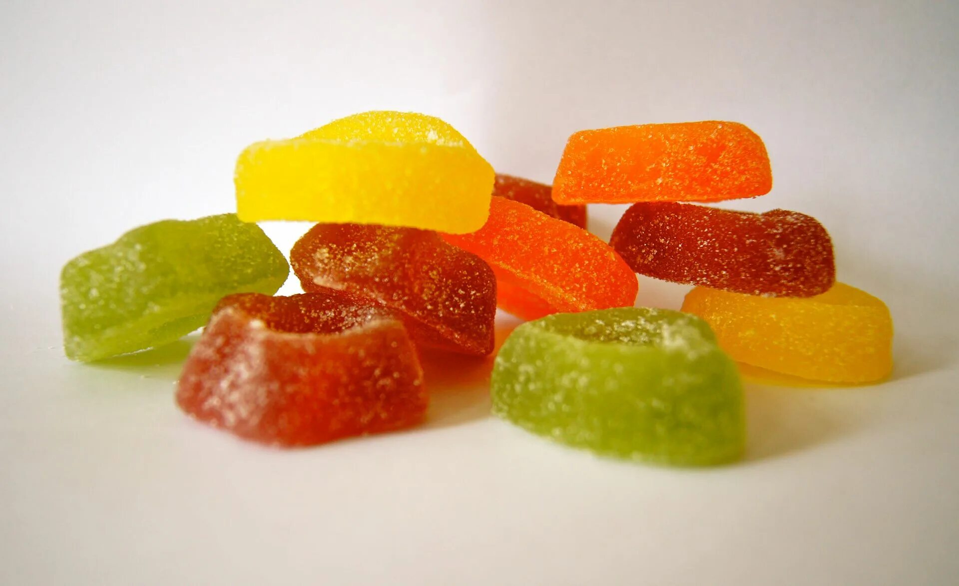 Конфеты с рисунком фруктов. Gummy rush мармелад турция. конфеты из цукатов. мармелад в сахаре. мармелад на белом фоне.