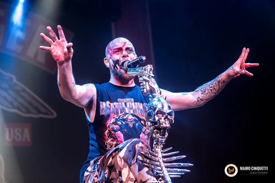 Five finger death punch it all away. Группа five finger death punch. five finger death punch солист. five finger death punch the pride. солист five finger death punch тату.