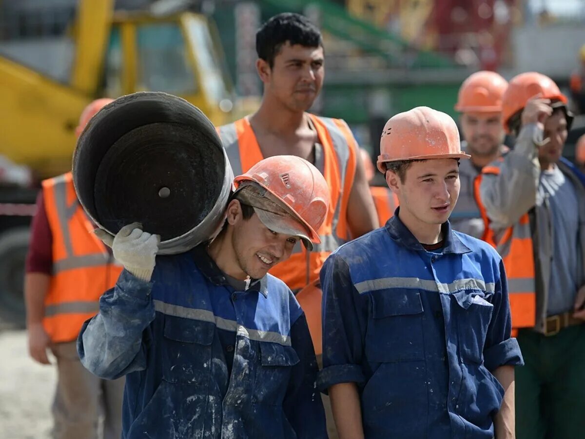 Мигранты в россии. Узбекские гастарбайтеры. Путин нам нужны мигранты. Мэр собянин. Мигрантов хватает.