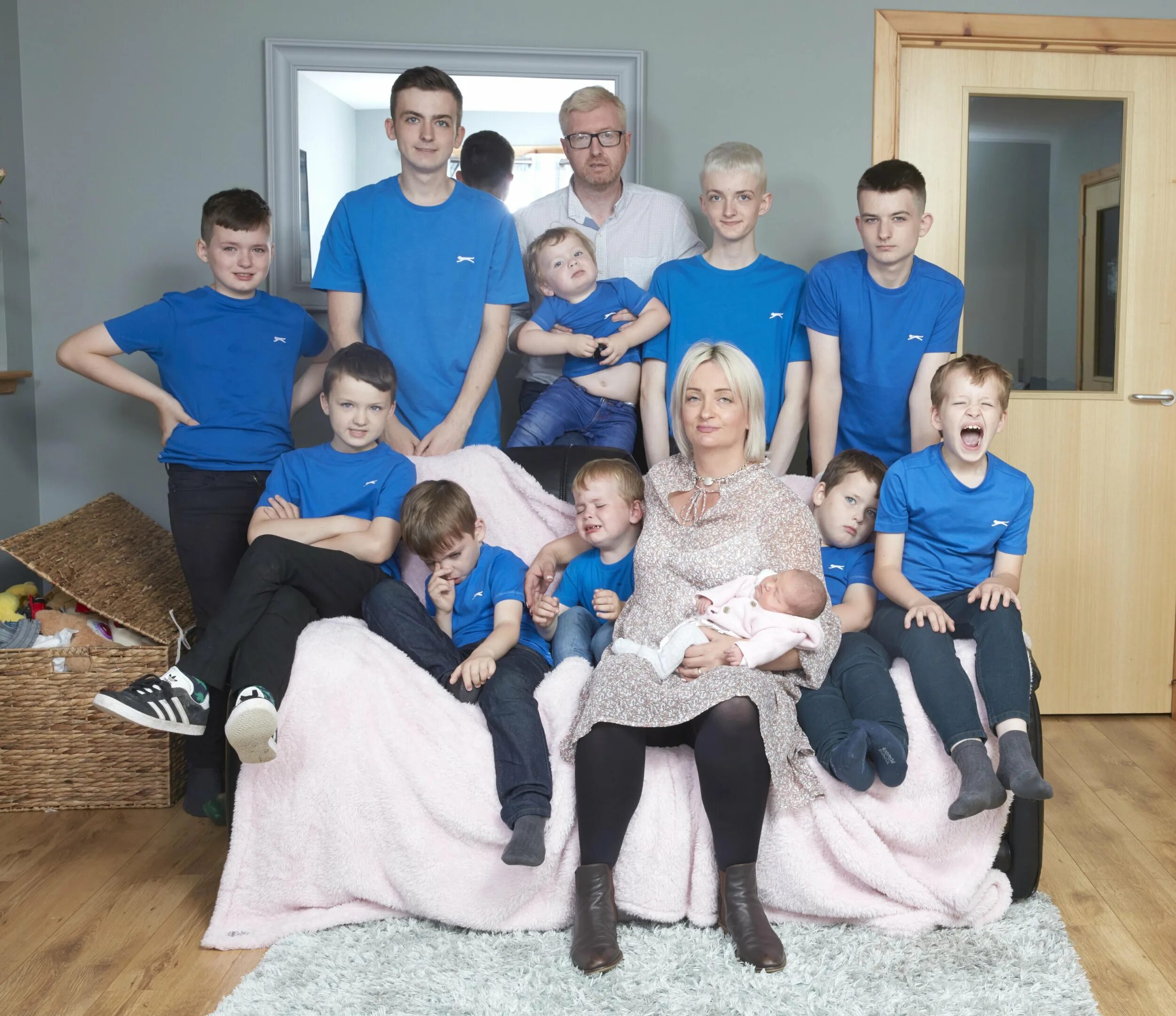 5 сыновей и 5 дочек. Семья Алексис Бретт. Многодетная семья 10 детей. Многодетная мама. Многодетная мама 10 детей.
