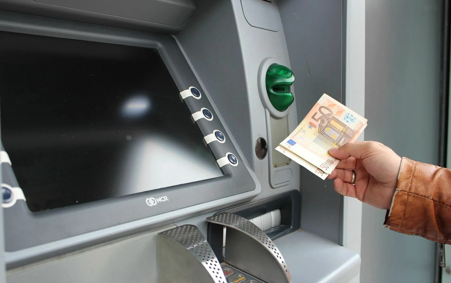 Банкомат мелкие купюры. Банкомат (ATM). Банкомат евро. Снятие денег. Деньги в банкомате.