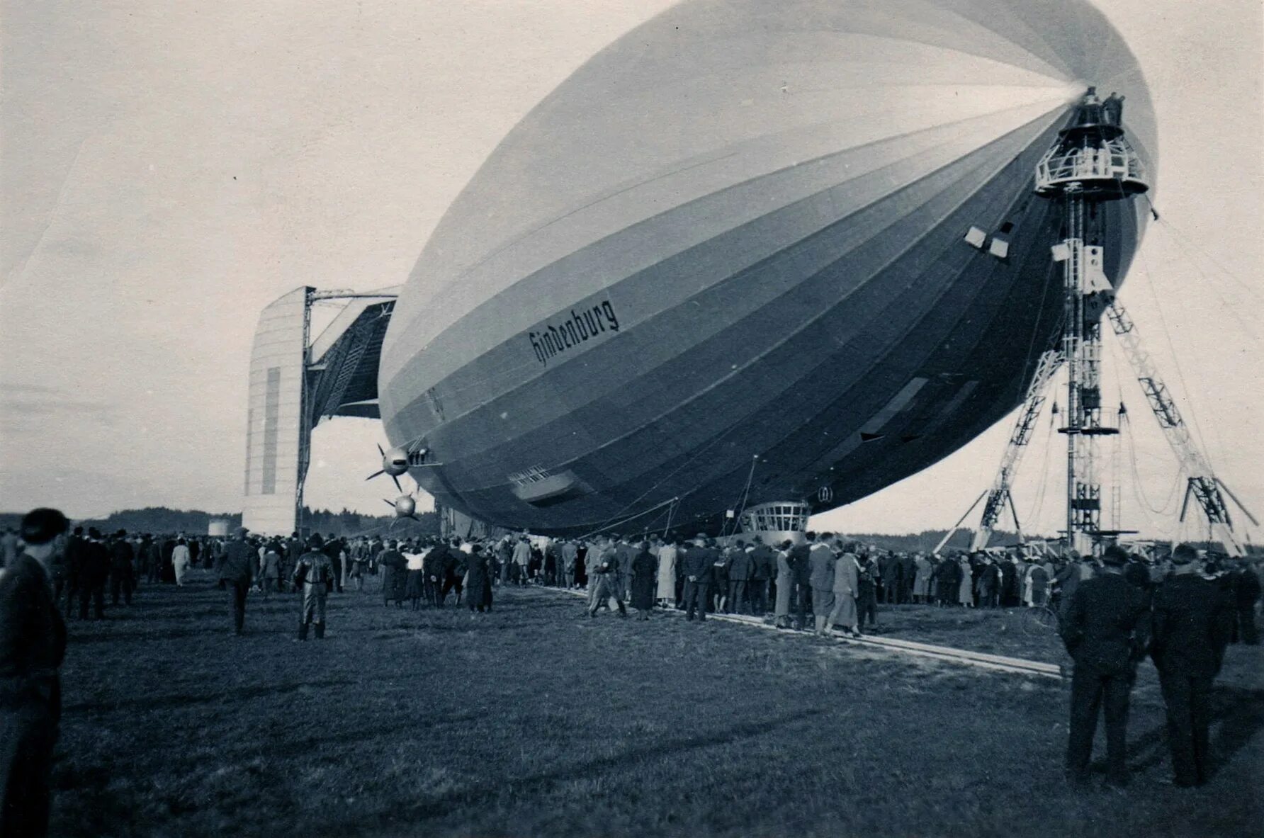 Hindenburg azur. Дирижабль гинденбург. Lz 129 «гинденбург». Урал цеппелин 3. Hindenburg azur.