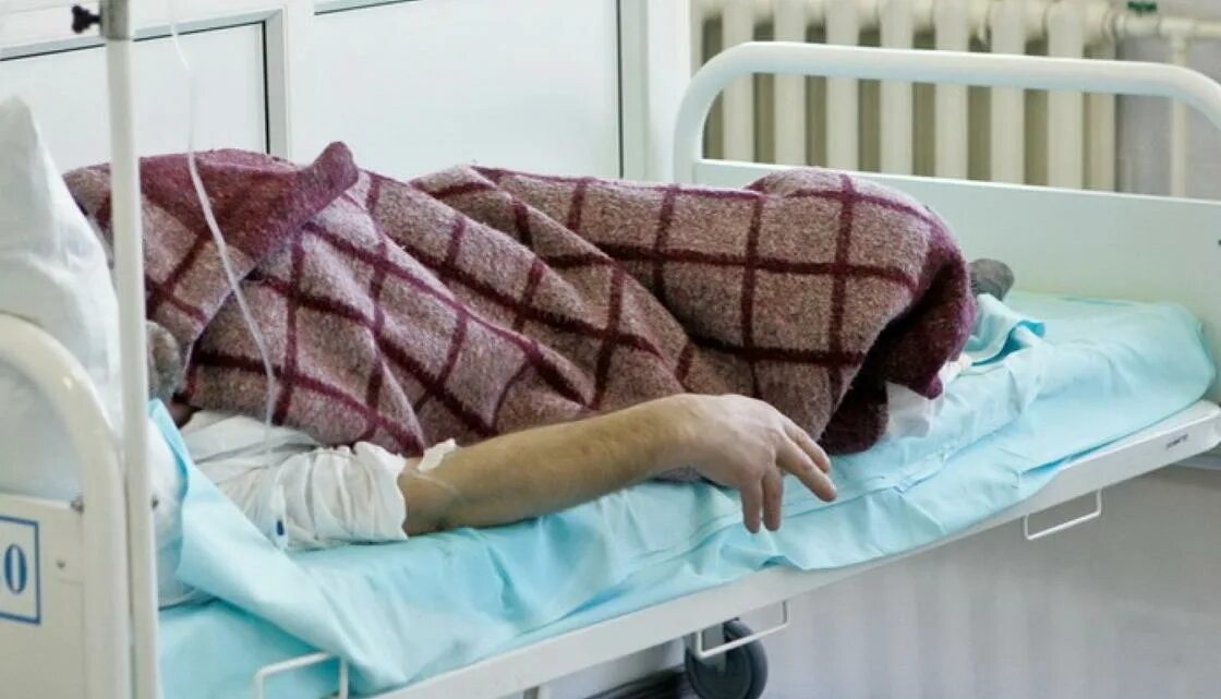 Умирающий больной температура. Больной на больничной койке. пациент на больничной койке.