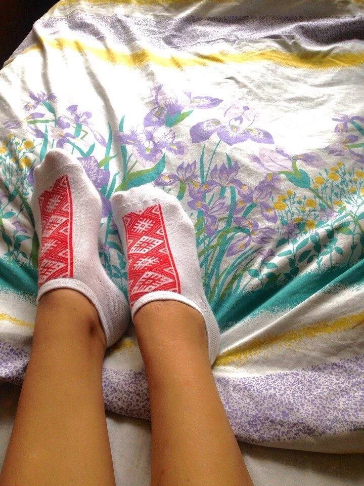 ступни в белых носочках. ноги в теплых носках. ноги в носках дома. ноги в носках дома. красивые женские ноги.