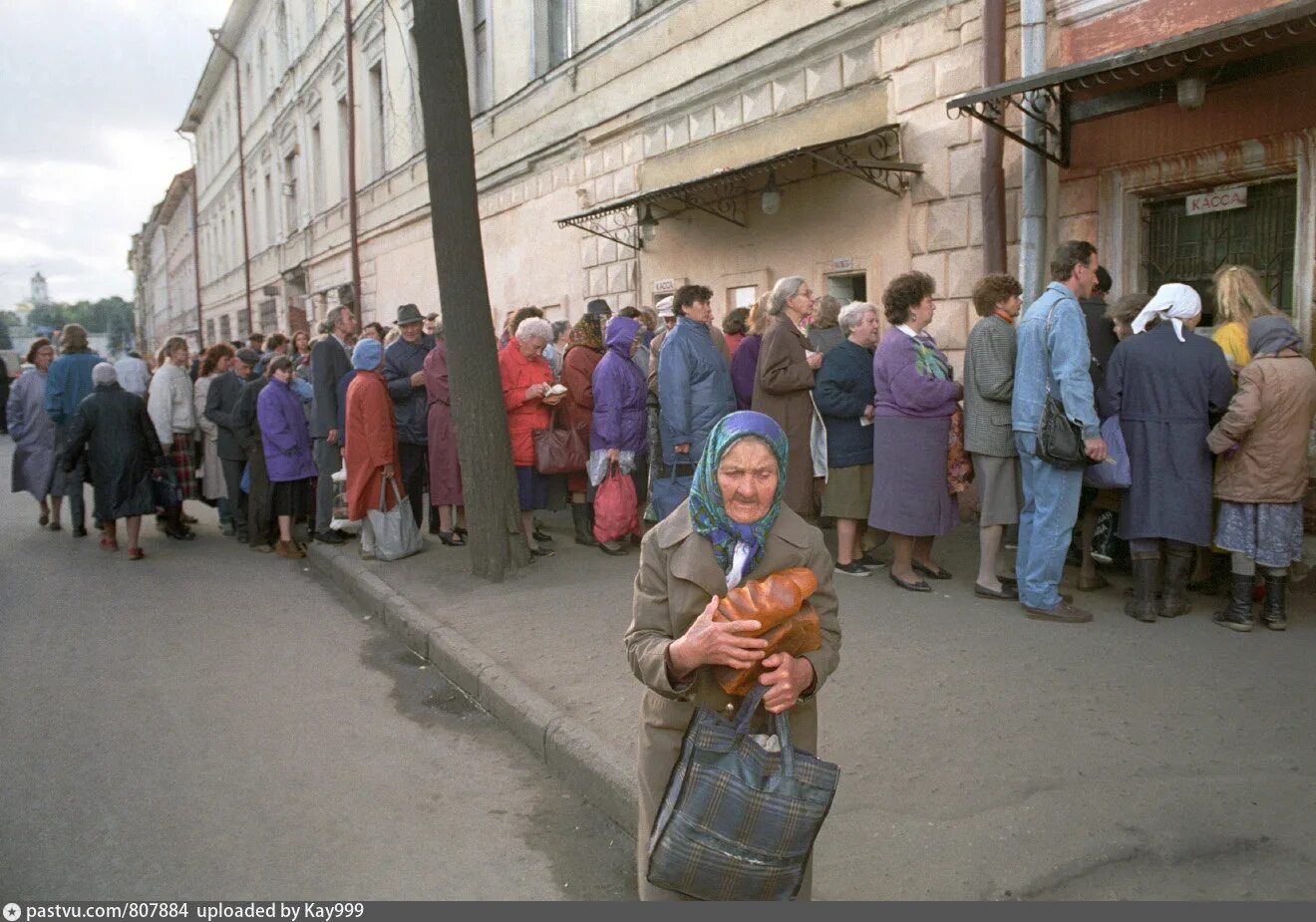 Нищета москва. Нищета в 90е годы Россия макдональдс. СССР В 90 Е годы очередь в магазин. Святые Москва 90е. 90-Е годы в России очереди.